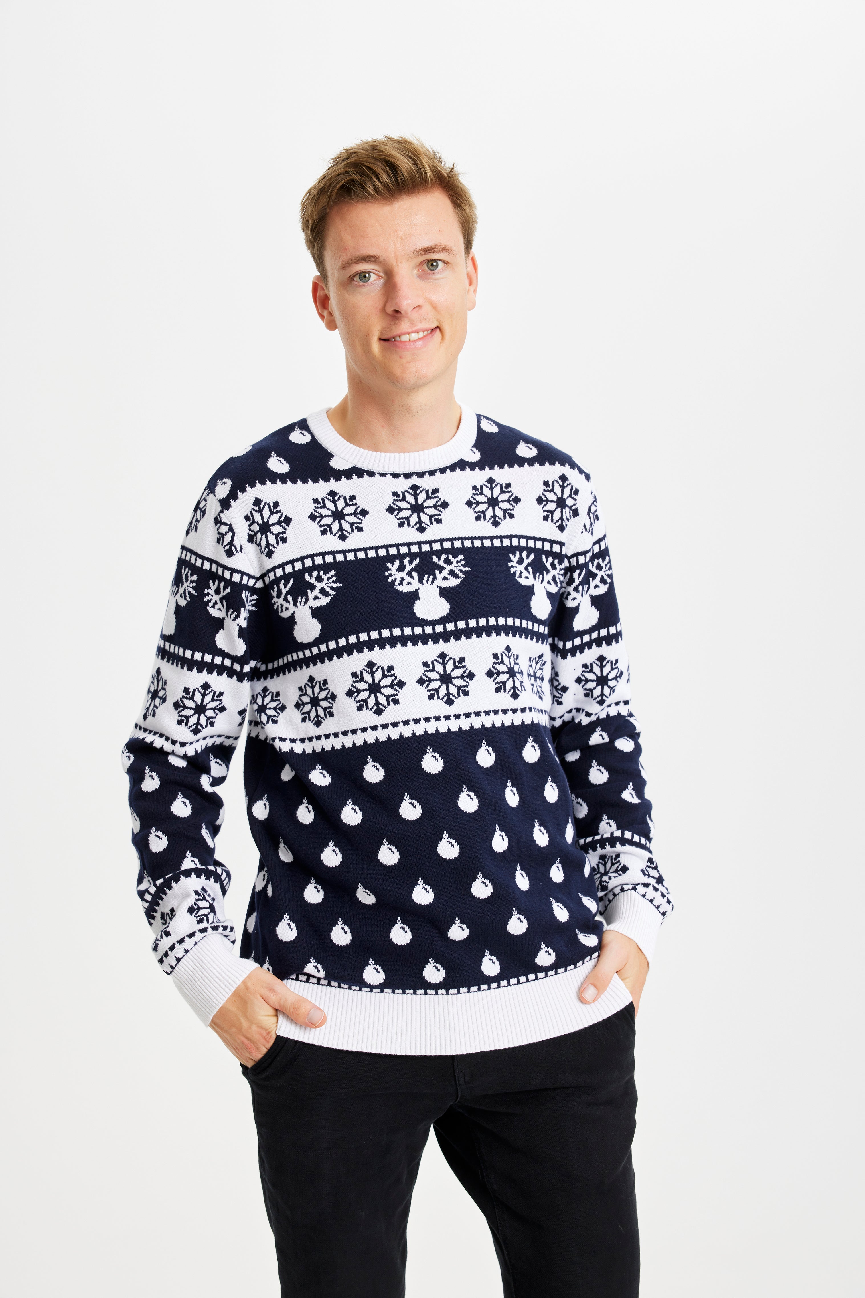 Un uomo che indossa un maglione natalizio bianco e blu.